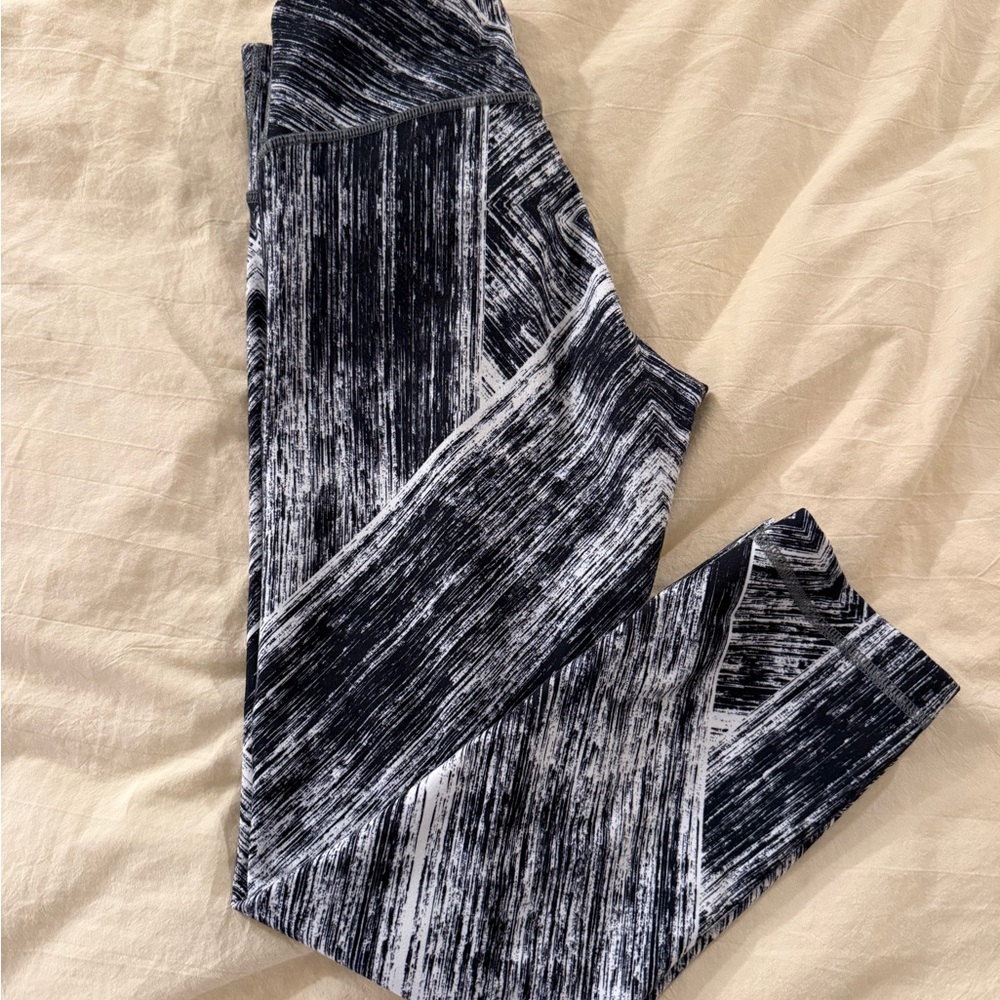 Lululemon Black and White Patterned Capri Leggings in Size 6
